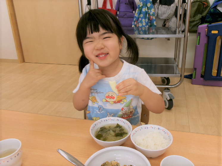 ☆今日の給食☆ご飯、ひじき･しらす･野菜のがんもどき、さつまいものオーブン焼き、りんご、カレービーフン（おやつ）
