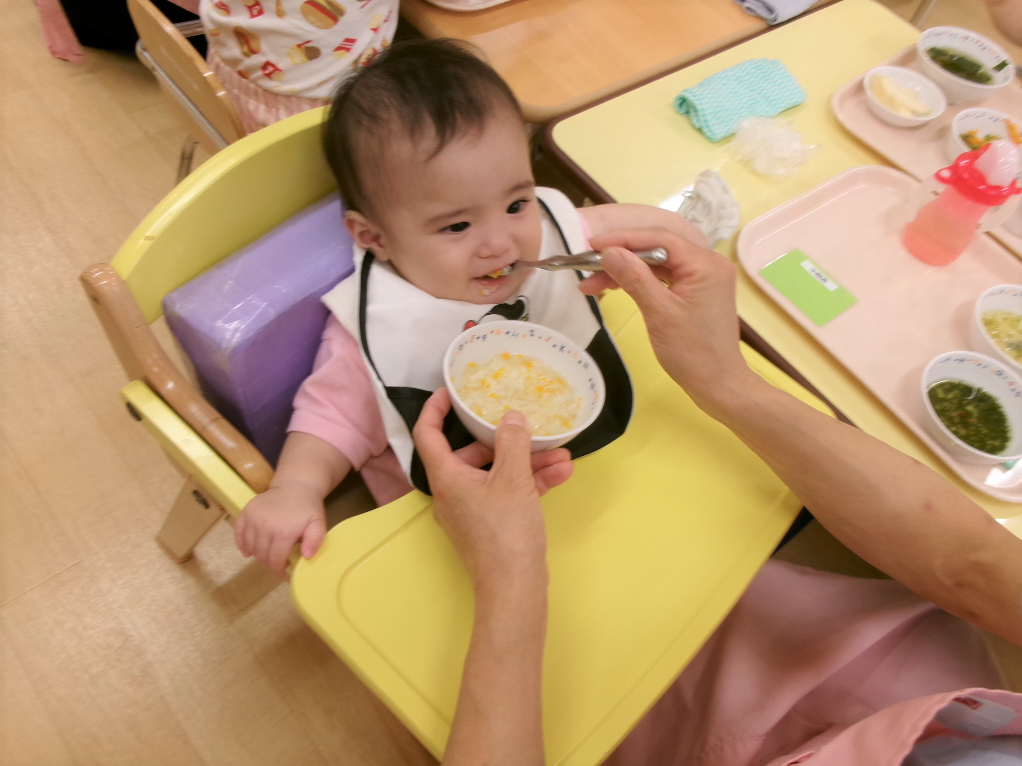 離乳食を食べ始めたお友だちです♪たくさん食べて大きくなろうね♪