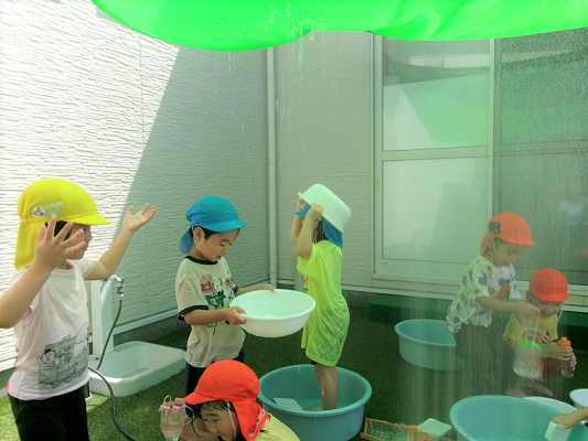 タープにシャワーの水をおもいっきりかけると、雨が降ってきた～！！と大喜びの子どもたちでした☆彡