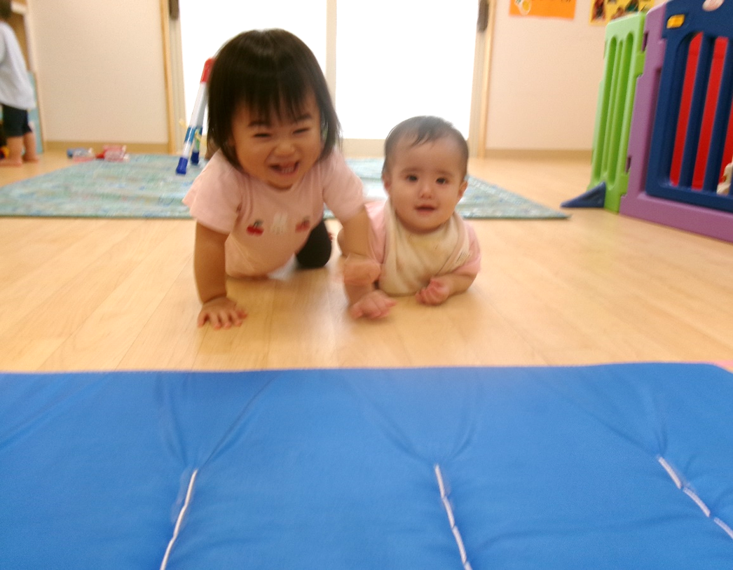 ハイハイで移動中！！((((((((っ･ω･)っ