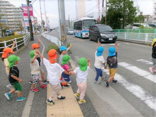 右、左、右と確認し、横断歩道を渡って行くよ！！