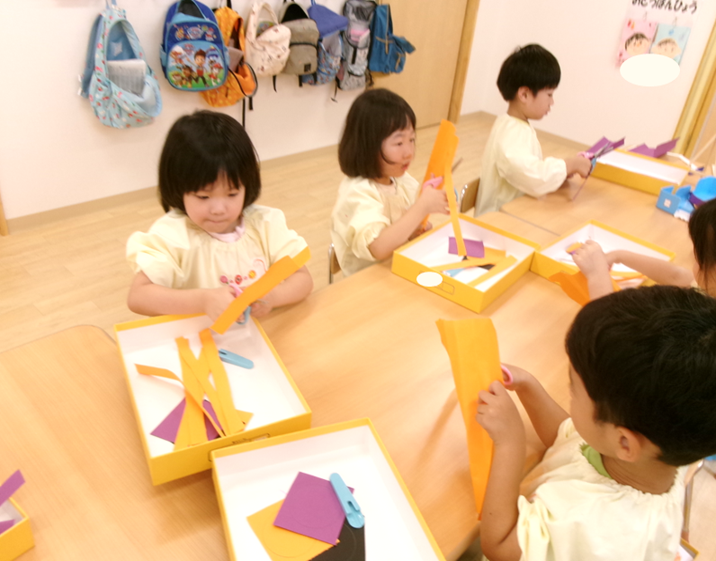幼児さんも、ハロウィンの製作をしました(*≧∀≦*)何ができるかな…？？