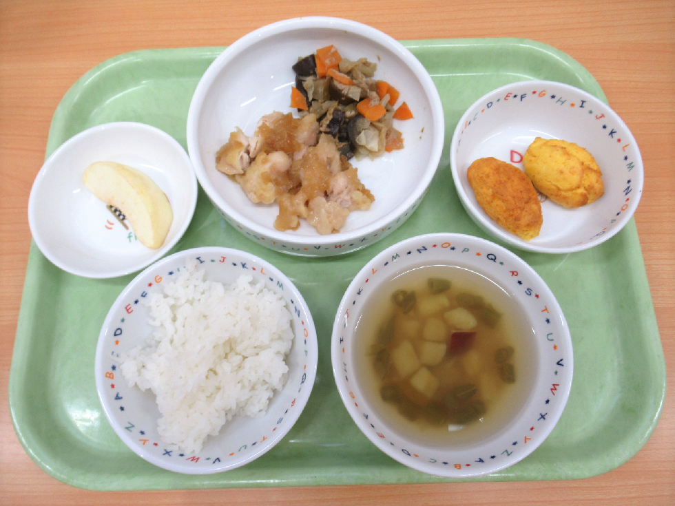 今日の献立～ご飯(おにぎり)、焼き油淋鶏、茄子の味噌炒め、サツマイモのスープ、りんご、にんじんスティック(おやつ)～