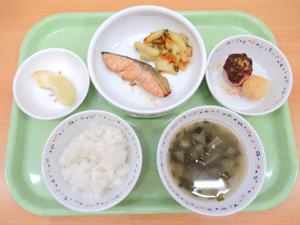 今日の献立～ご飯、鮭のゆうあん焼き、じゃがいものきんぴら、茄子のお味噌汁、りんご、2色おはぎ（おやつ）～