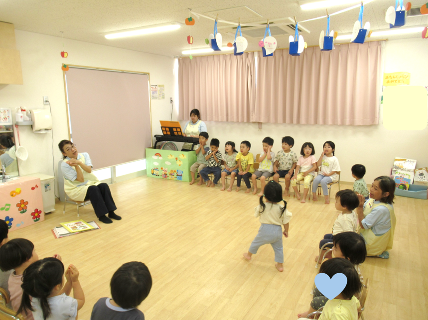 帰りの会の様子です♪明日も元気に、えいえいおー！！