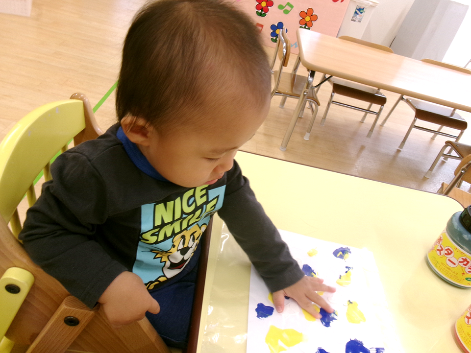 ひよこ組さんは、製作で手形をとりました♪何ができるか楽しみだね(*^o^*)