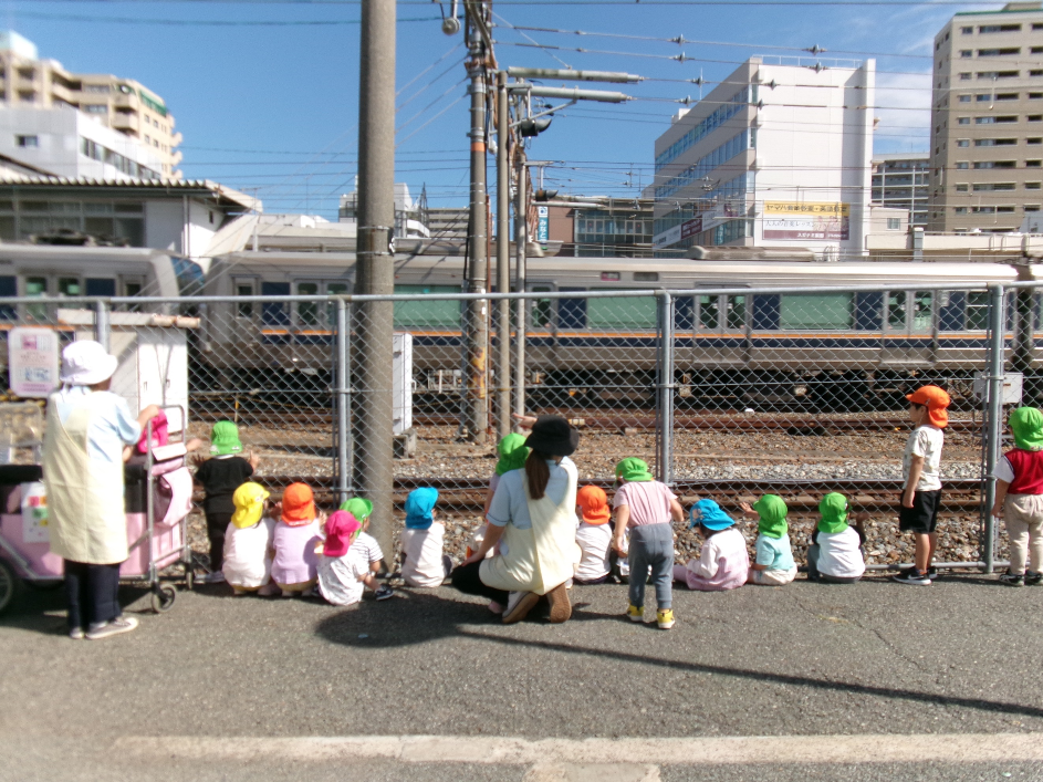 電車を見るのが大好きな子どもたちです♪