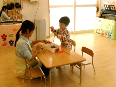 うさぎ組さんは、四角･三角･丸などの色々な形の穴に紐を通して遊びました☆彡