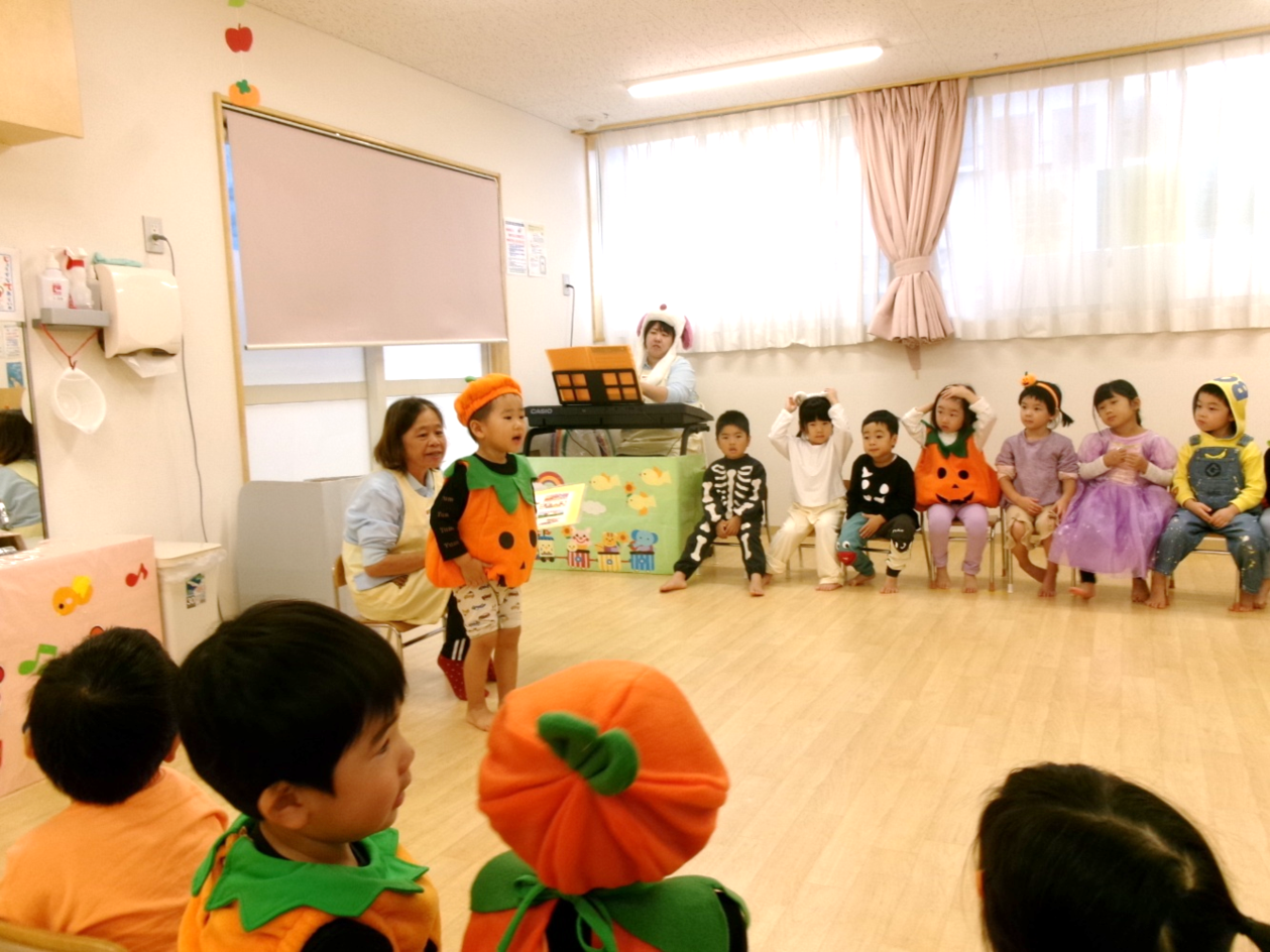 いつもの朝の会も、皆の仮装でとってもにぎやかですね( ˶ˆ꒳ˆ˵ )