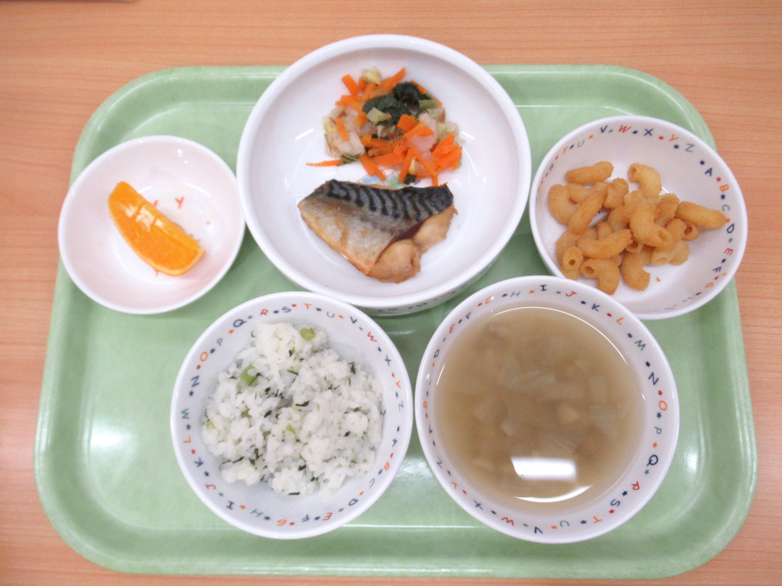 ～今日の献立～菜飯、さばの竜田揚げ、白菜の甘酢和え、きのこのお味噌汁、オレンジ、マカロニきなこ（おやつ）