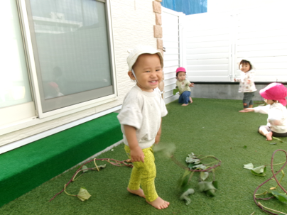 0・1歳児さんも、「おいもほり」の歌をうたいながら、芋づるを使ってテラスで遊びました♪