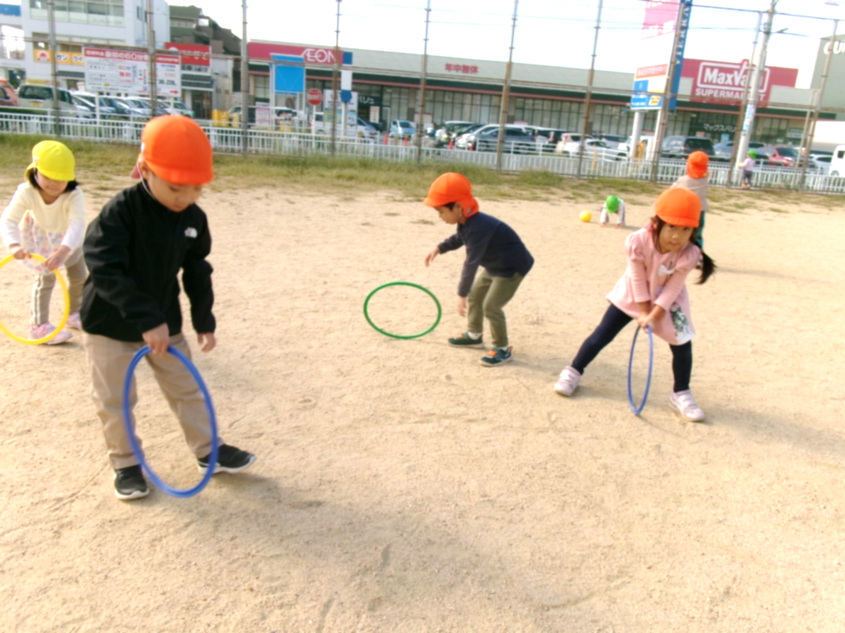 フラフープを転がしてみよう！むずかしいよ～！！