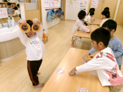 幼児クラスでは、ハロウィンの絵合わせカードで遊びました(⁎˃ᴗ˂⁎)