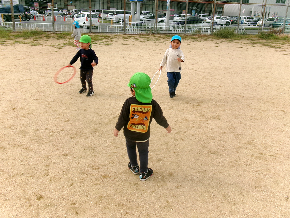 風が強いね～！と言いながら、フラフープやお砂遊びを楽しみました♪