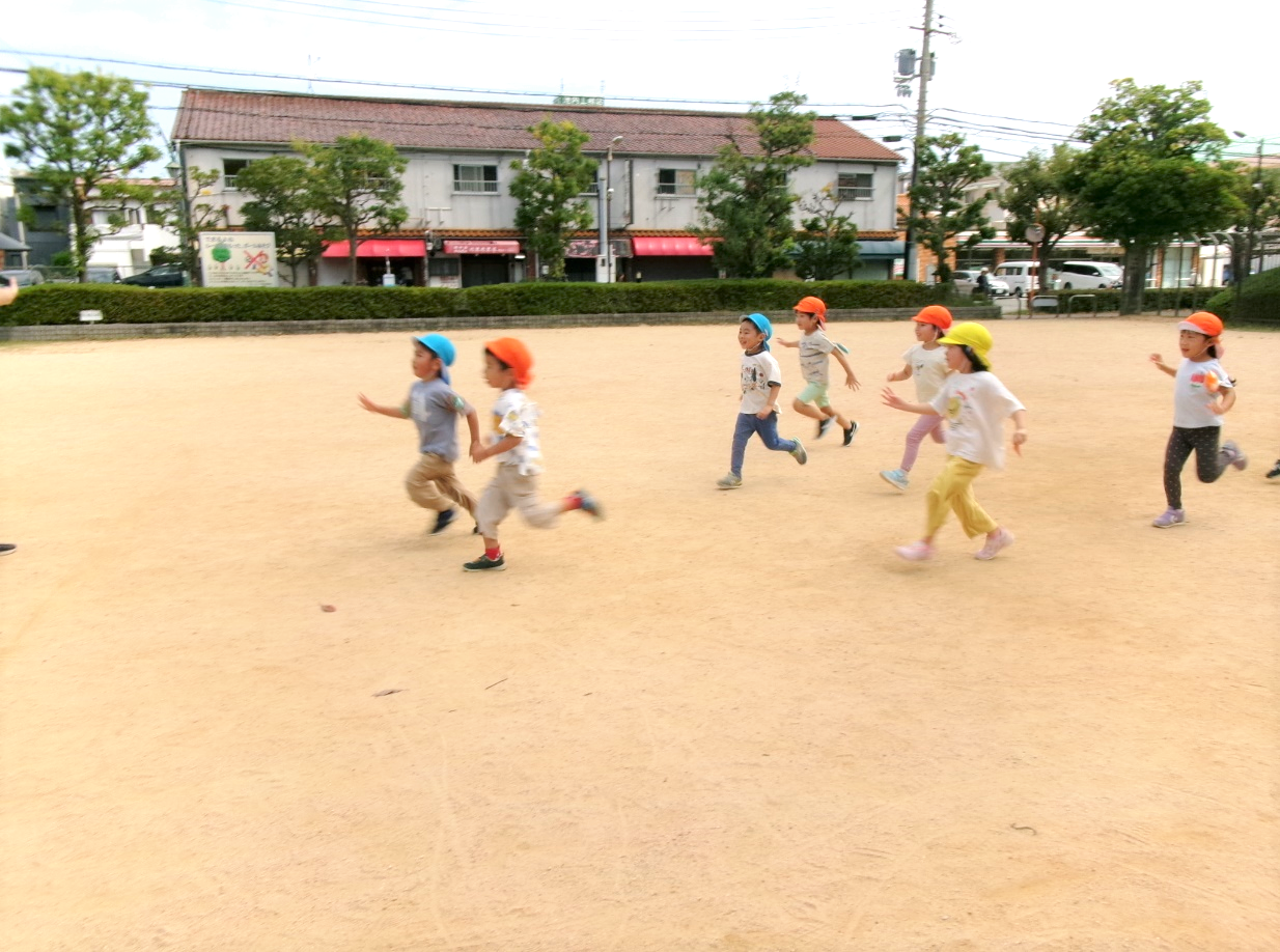 避難訓練の後は、公園でおもいっきり戸外遊びを楽しみました♪