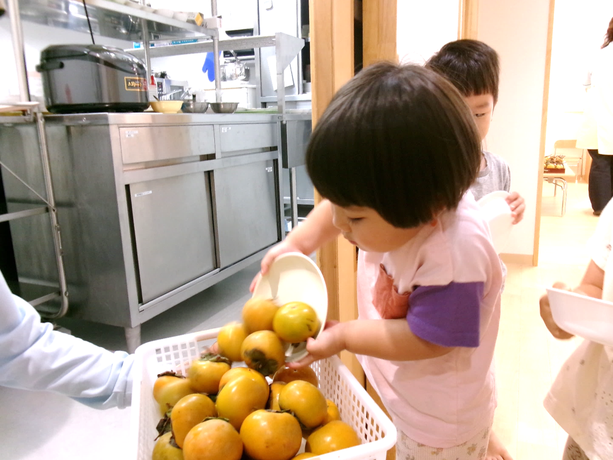 ピカピカの柿を、給食室へ♪おねがいしまぁ~す\(^o^)/