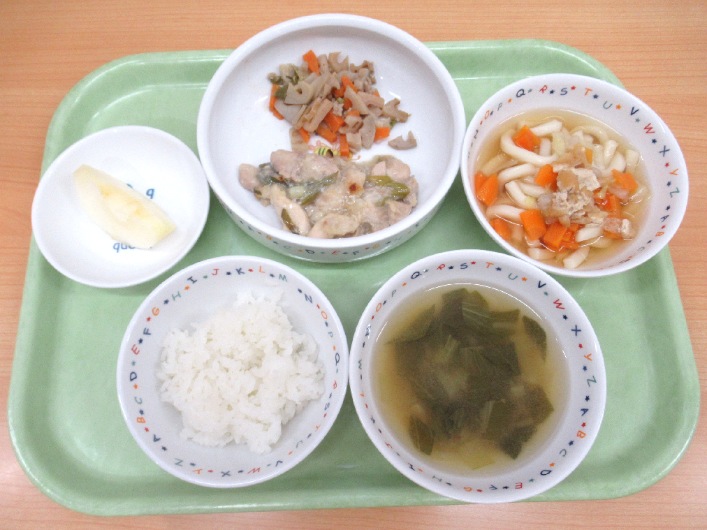 今日の給食♪ご飯、鶏肉のねぎ塩焼き、れんこんのきんぴら、もやしのお味噌汁、りんご、きつねうどん（おやつ）