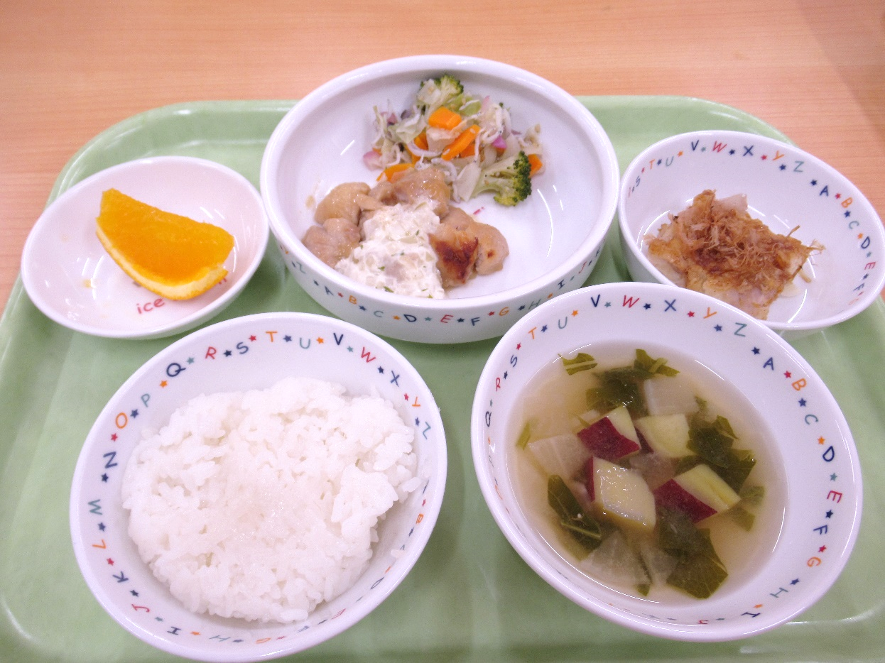 今日の給食♪ご飯、チキン南蛮、しらすサラダ、 さつまいものお味噌汁、オレンジ、お好み焼き（おやつ）