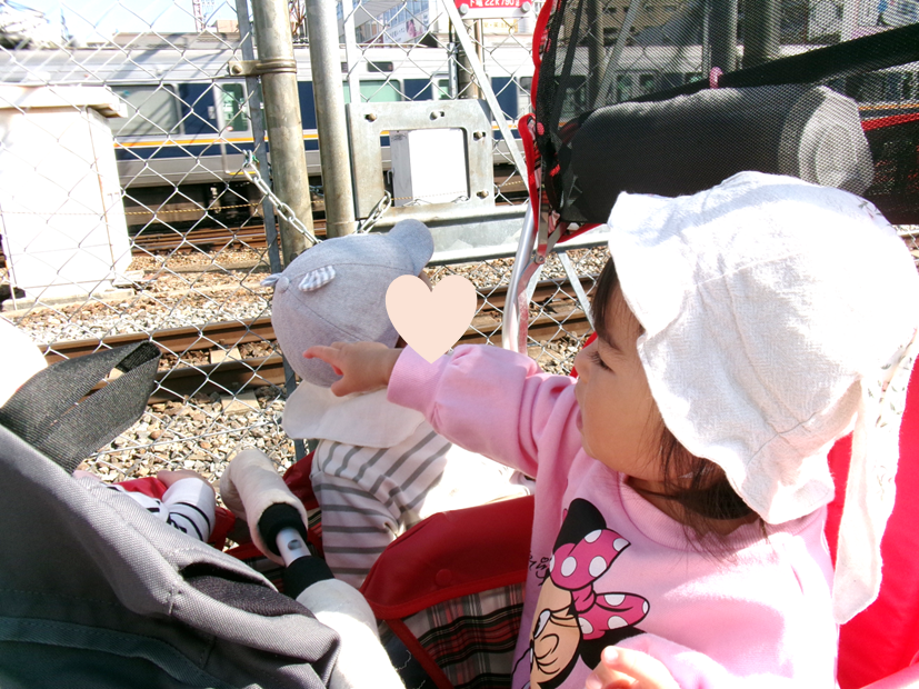 電車が通ると、指をさして嬉しそうにしていました♡
