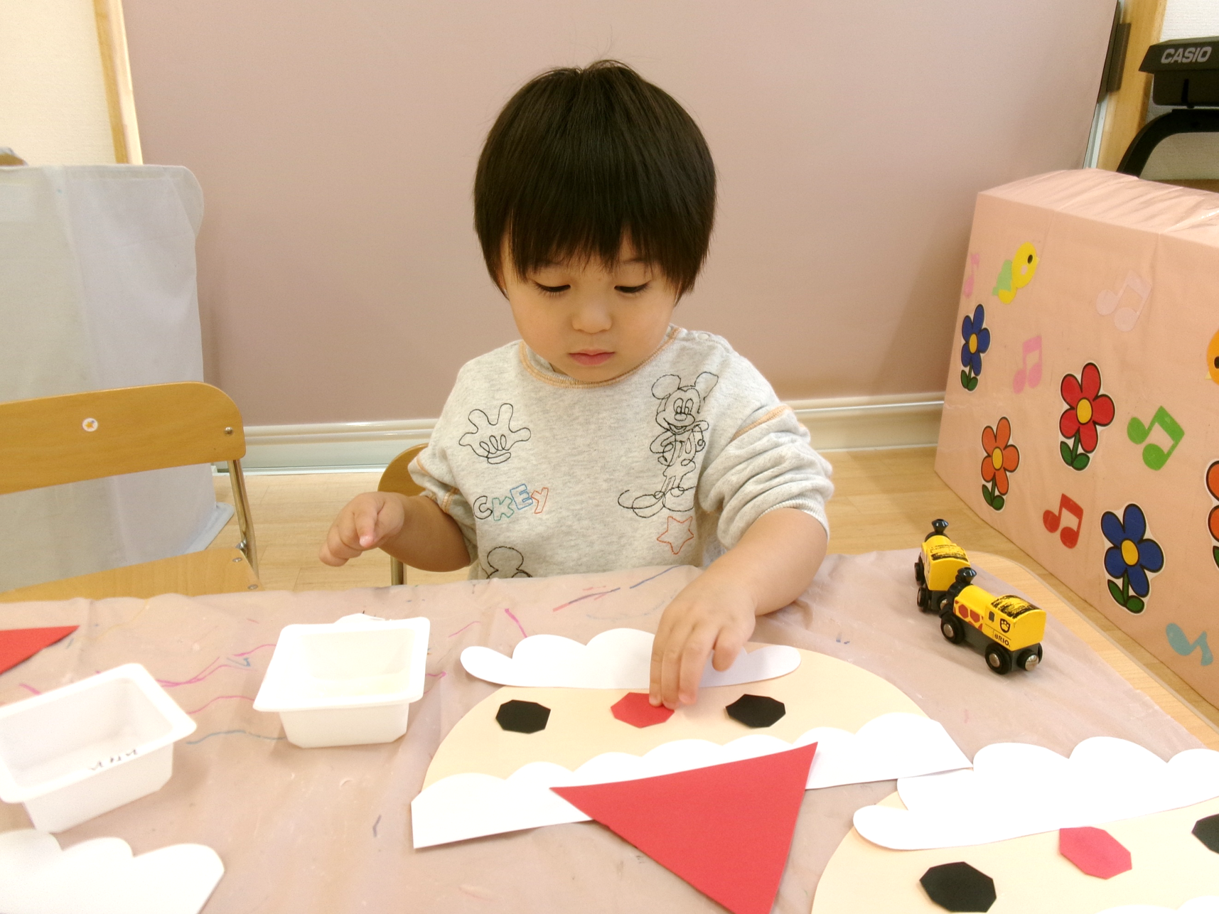 製作の仕上げ中の、うさぎ組さん(*^-^*)糊付けをしました♪