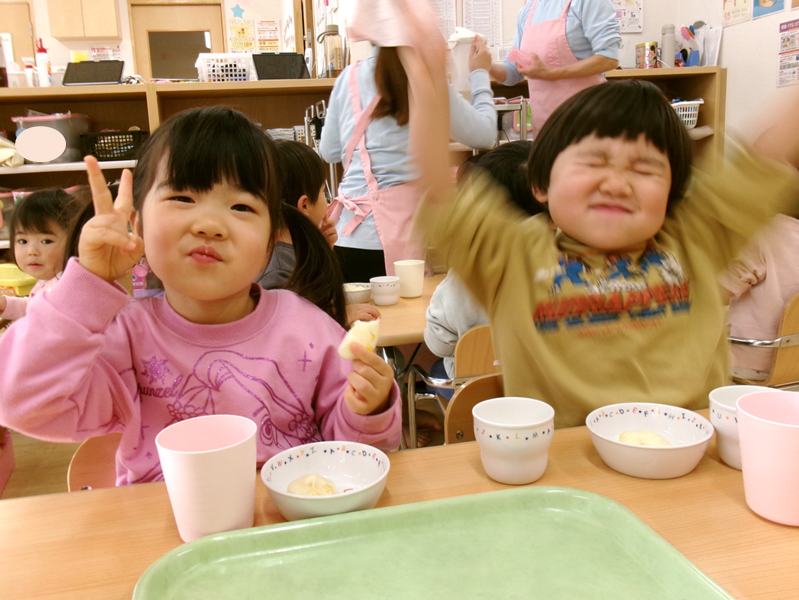 お昼寝後は、おやつタイム♪今日も美味しく食べました(﹡ˆ﹀ˆ﹡)
