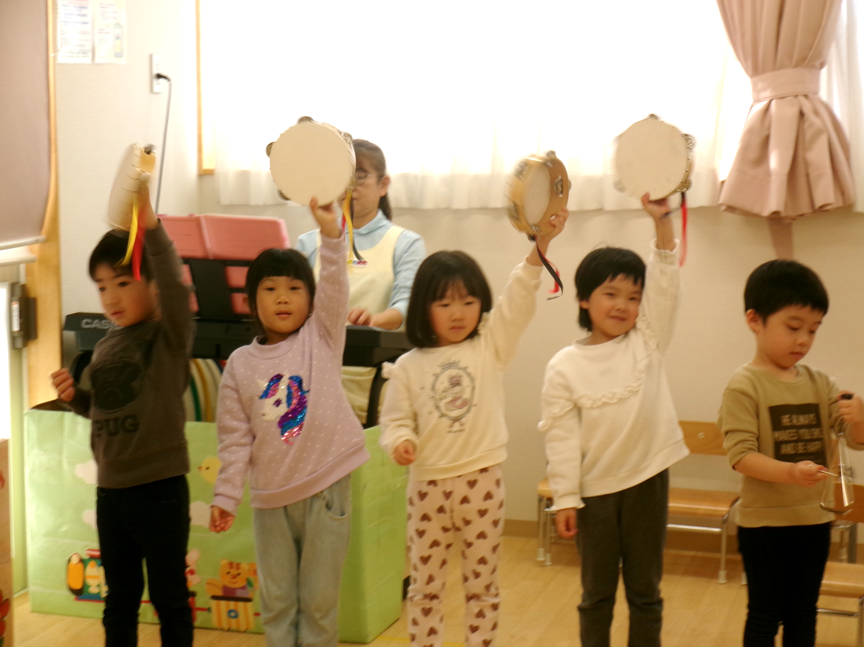 楽器遊び( ˶ˆ꒳ˆ˵ )少しずつ、クリスマスムードな園内です★彡