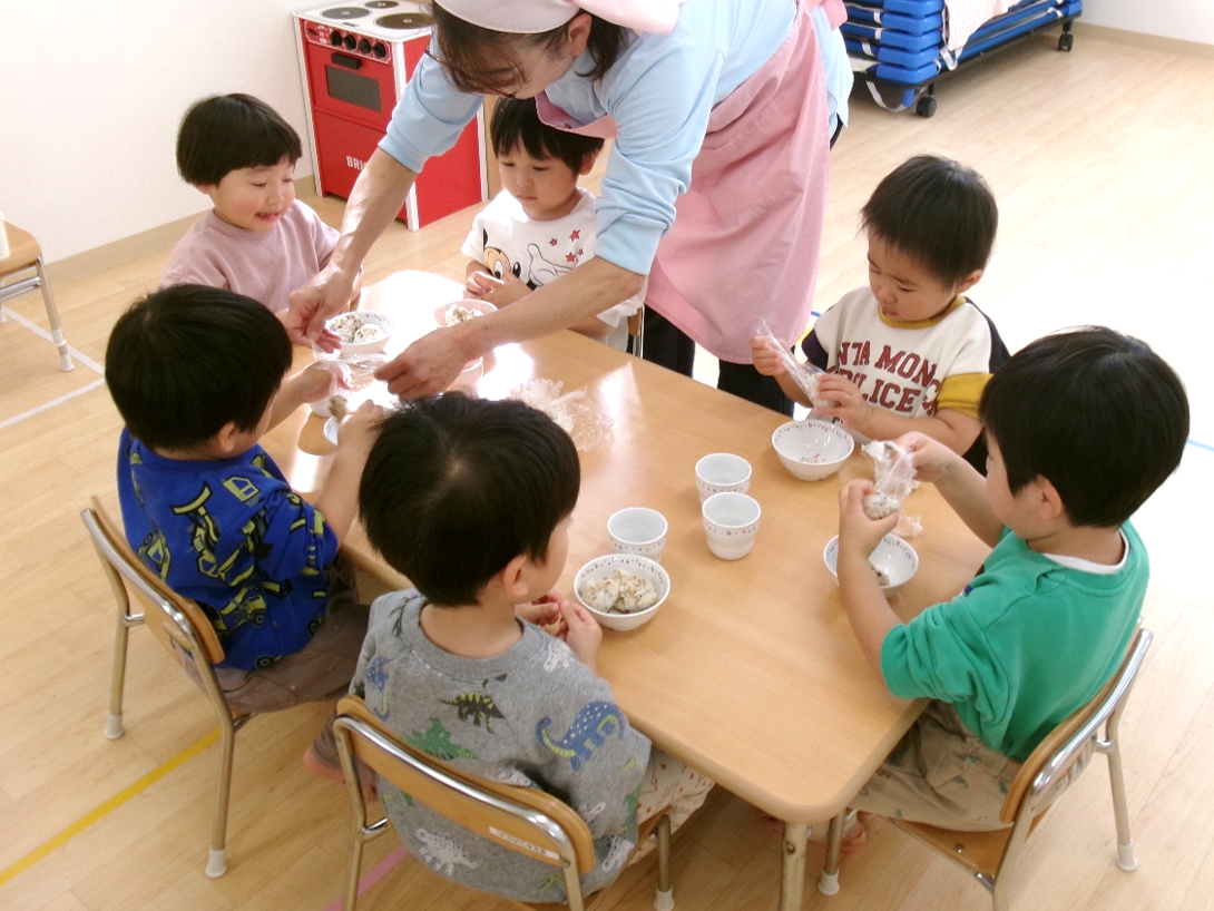 おにぎり作りに、わくわく♪