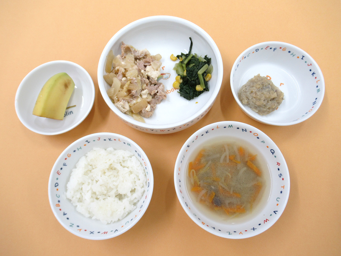 ～今日の献立～ご飯、肉豆腐、小松菜のお浸し、もやしのお味噌汁、バナナ、れんこんのお焼き（おやつ）
