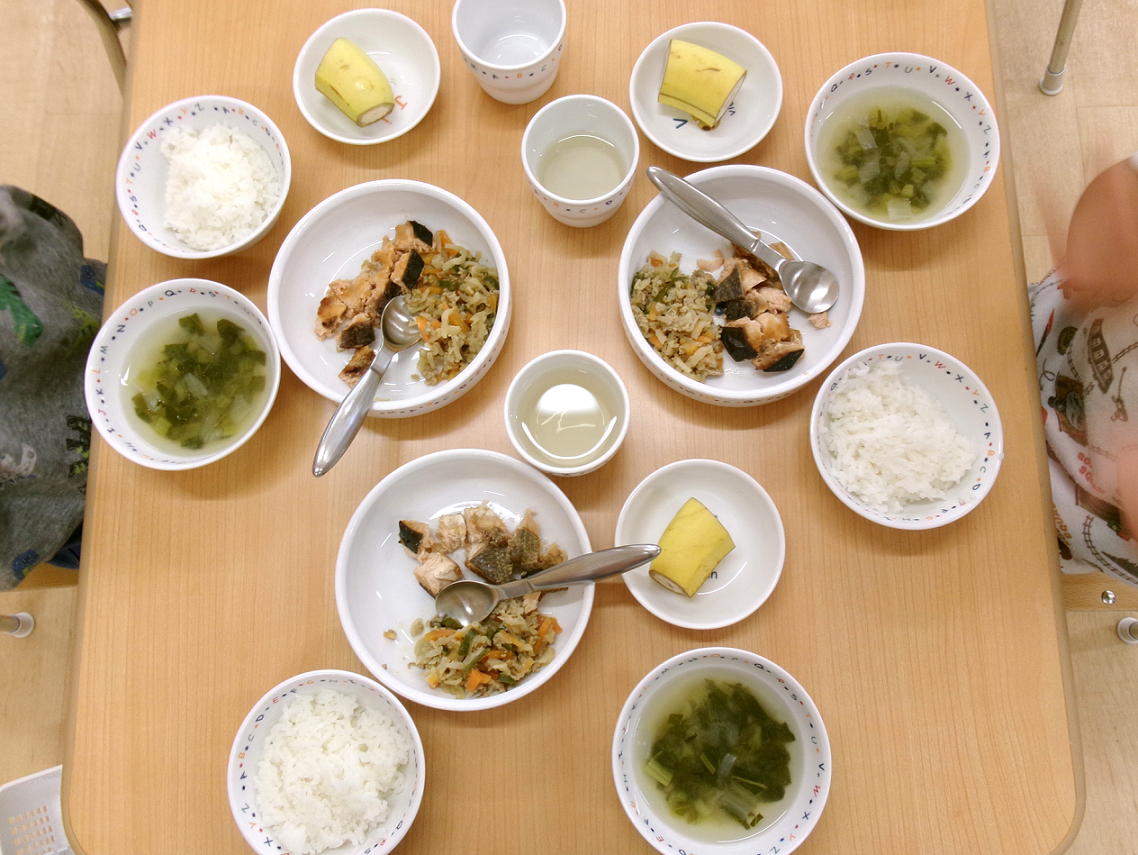 ～今日の昼食～ご飯、鮭の生姜焼き、切り干し大根のカレーソテー、小松菜の味噌汁、バナナ