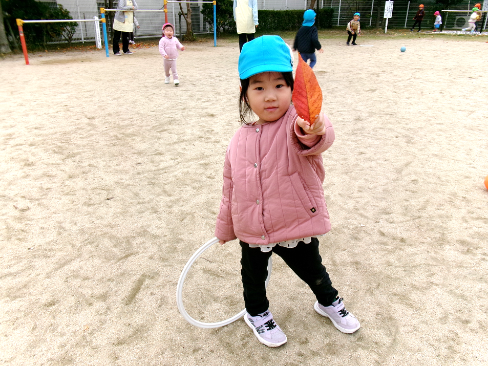 こんなに大きな落ち葉も見つけたよヾ(@⌒ー⌒@)ノ