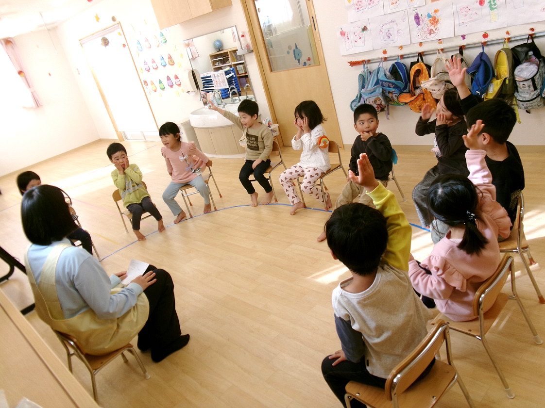 幼児クラスは、椅子取りゲームをしました(*^-^*)時間配分を、みんなで相談中です☆彡