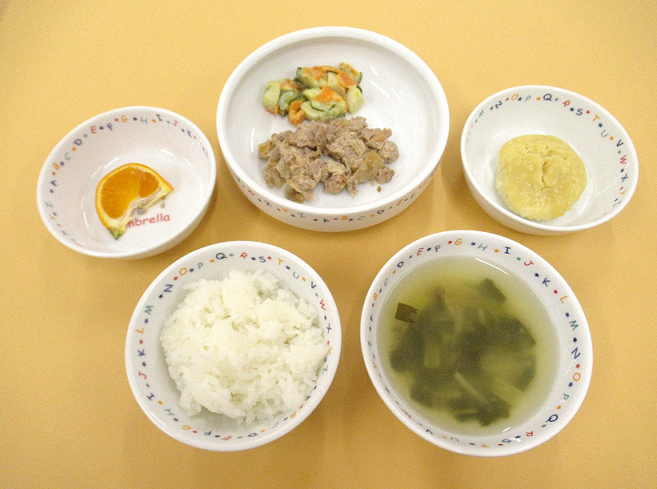 ★今日の献立★ご飯、ポークチャップ、里芋のサラダ、小松菜のお味噌汁、みかん、マーラーカオ（おやつ）