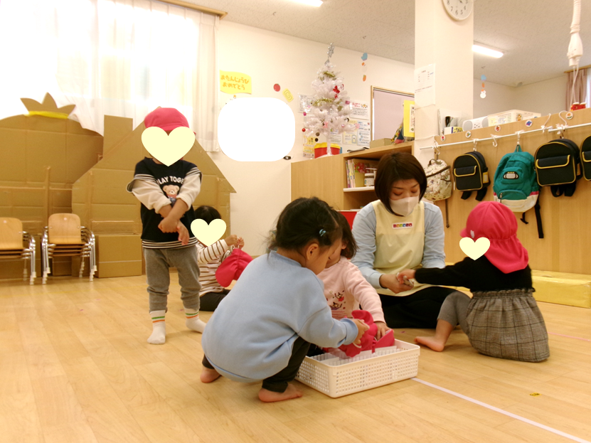 お迎えの時間になると、靴下と帽子を準備!!あひる組さんも少しずつ、自分たちで頑張っています♡