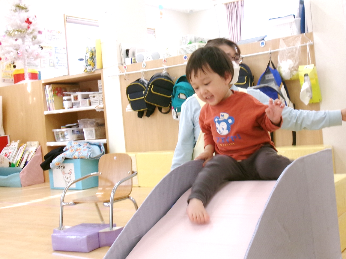 びゅーん!すべり台って楽しいね!!(≧▽≦)