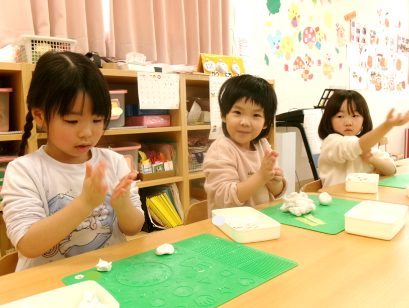 粘土遊びでは、クリスマスリースや、ハンバーガー、鳥さん、輪投げなどを作っていましたヽ(*^ω^*)ノ