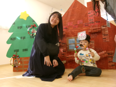 レンガのお家の前で、はいチーズ( ˶ˆ꒳ˆ˵ )