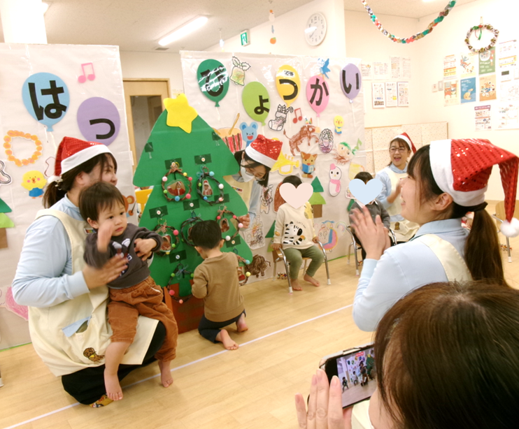 たくさんの人の前でちょっと恥ずかしかったけど、リースを飾れたよ☆彡