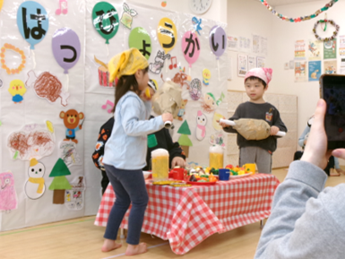 泥棒たちが、テーブルいっぱいに並んだごちそうを食べているのを見つけました！！