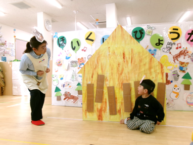 次は、木の家を作ったけど、またまた狼さんに吹き飛ばされちゃった！！