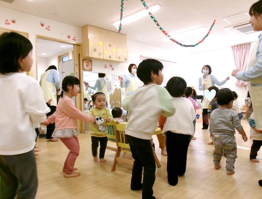朝の会の後は、クリスマス会に向けてのダンス、『イチゴサンタクロースと踊りましょう』♬