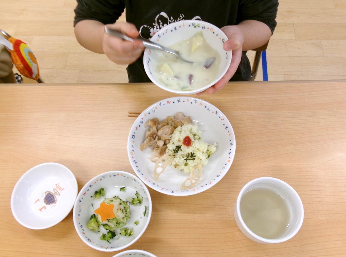 ～トナカイピラフ、ローストチキン、クリームシチュー、ツリーサラダ、りんご～