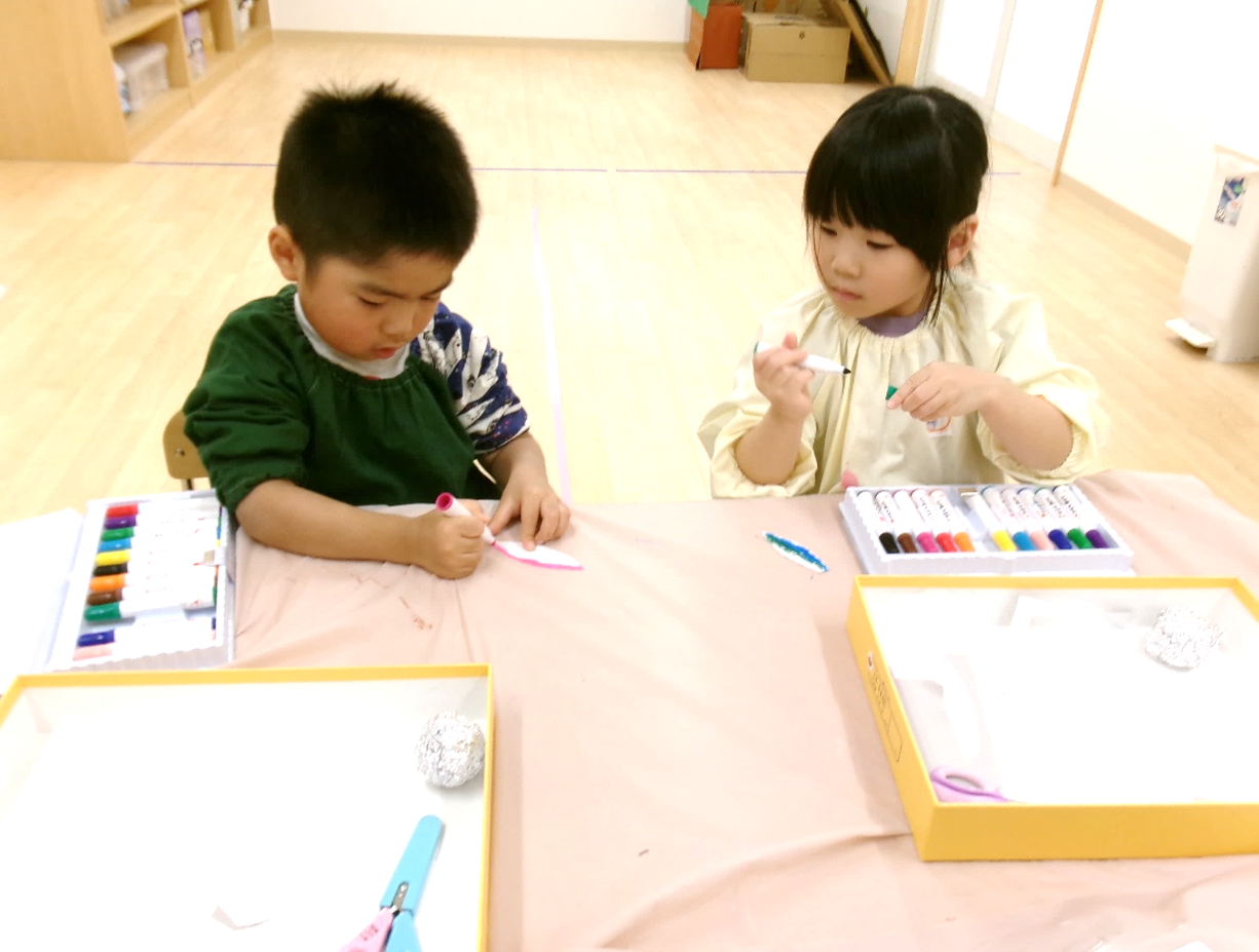 幼児さんは、羽子板の羽製作をしました(*^o^*)お正月が楽しみだね♪