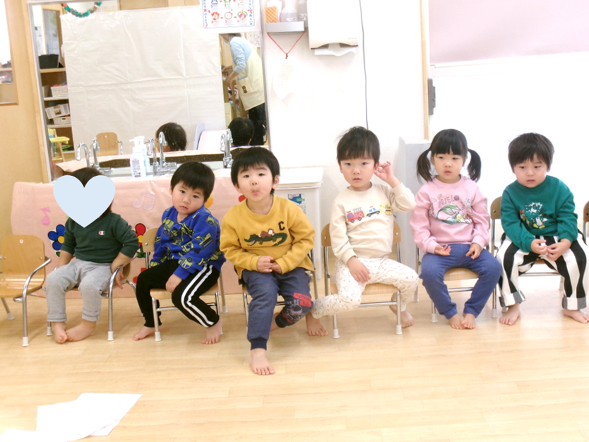 一緒に歌をうたったり、ぱちぱちと拍手をしたりしながら、他のクラスの出し物を見守りました♪