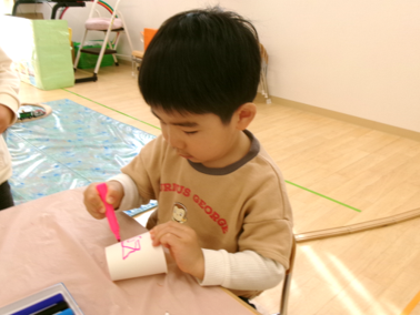 製作の様子です♪マーカーでお絵描きをしたり糊付けをしたりしました✨何ができるか楽しみだね♪