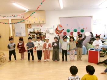 幼児クラスのお友だちの演奏に合わせて、乳児クラスのお友だちもニコニコと体を揺らしたり拍手をしたりして、皆で楽しみました☆彡