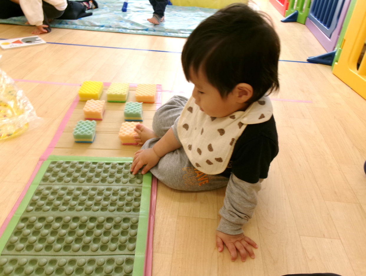 手で触ったり足で踏んだりしながら感触遊びを楽しみました♡