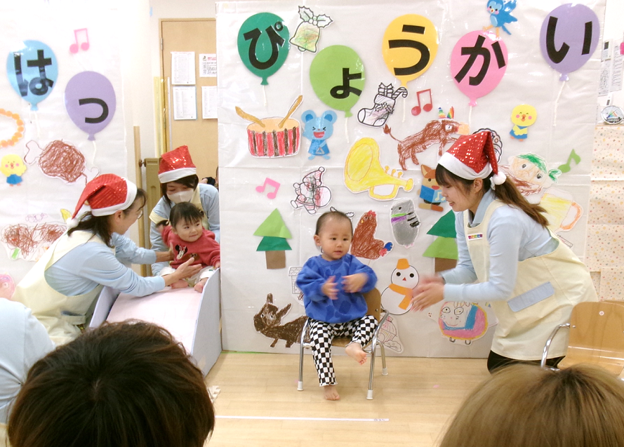 お返事したあと、トコトコ歩いて、自分のお椅子に座れたよ!!