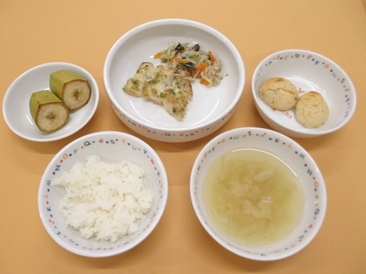 \ご飯、カレイの磯辺焼き、塩きんぴら、キャベツのお味噌汁、バナナ、 おやつ:ソフトビスケット/