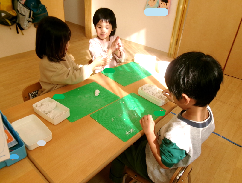 お友だちと一緒に作るの、楽しいね(﹡ˆ﹀ˆ﹡)