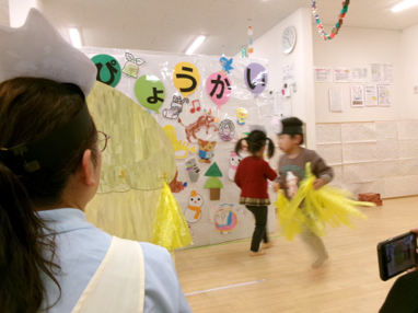 わらをたくさん集めて、わらのお家を建てるよ！！